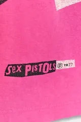 Remera de manga larga y cuello redondo en color fucsia, con estampa frontal de la banda Sex Pistols en contraste.