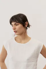 Remera marrón sin mangas, de corte recto y escote redondo.