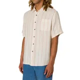 Camisa de manga corta Katin modelo Alan, color beige con sutiles rayas verticales rosadas y botones marrones de contraste. Cuenta con cuello clásico y un bolsillo aplicado en el pecho.