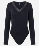 Body de manga larga color negro, con escote en V adornado con detalles de encaje. Presenta un diseño ajustado al cuerpo, confeccionado en una mezcla de algodón y elastano.