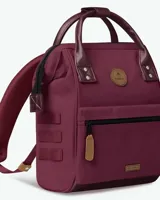 Mochila urbana Cabaia modelo Adventurer, color bordó con detalles en cuero sintético marrón. Cuenta con doble asa superior, bolsillo frontal con cierre y parches con logo de la marca.