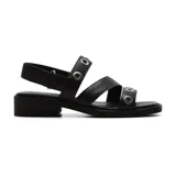 Sandalias bajas negras de cuero sintético con tiras cruzadas y apliques metálicos.