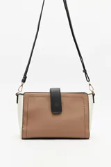 Cartera estructurada de símil cuero con diseño de bloques de color: principal en color camel, laterales en blanco y solapa frontal en negro. Posee correa larga regulable y desmontable.