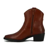 Botas tejanas de cuero color marrón con bordados en la caña, taco cuadrado y cierre lateral.