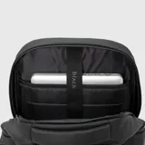 Mochila urbana de diseño minimalista en color negro, con compartimento principal con cierre, asa superior reforzada y bolsillos laterales.
