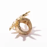 Anillo dorado con forma de estrella texturizada.