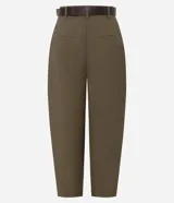 Pantalón de sintonía sastrera corte barrel color verde militar, de diseño estructurado con volumen suave en las piernas y terminación afinada. Cuenta con cintura con pasacintos, pinzas delanteras, bolsillos laterales y cinturón desmontable con hebilla metálica.