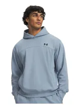 Hoodie Under Armour modelo UA Rival LW de color celeste, confeccionado en suave tejido French Terry ligero. Cuenta con capucha, bolsillos laterales abiertos, hombros caídos y el logotipo de la marca bordado en el pecho.