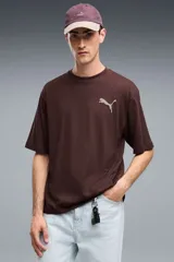 Remera Puma modelo Utility, de color marrón, con diseño de mangas cortas y corte holgado. Cuenta con el logo de la marca estampado en el pecho en tono claro.
