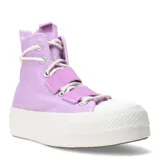 Championes Converse modelo Chuck Taylor Lift Hi, de caña alta y plataforma, en color lila. Presentan cierre combinado de cordones y tiras de velcro sobre el empeine, con puntera y suela de goma blanca.