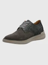 Sneaker de estilo oxford en tonos gris, confeccionada en gamuza con detalles perforados tipo brogue. Presenta cordones planos de cinta y una suela de plataforma en color gris claro.