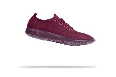 Zapatilla de diseño minimalista confeccionada en lana merino, con cordones al tono y suela de EVA. Presenta un estilo atemporal y versátil, ideal para uso diario.