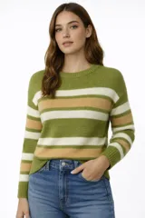 Sweater de punto con diseño de rayas horizontales en tonos verde, blanco y tostado, de cuello redondo y corte holgado.