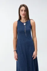 Vestido largo gris oscuro, sin mangas, con cuello redondo y silueta fluida.