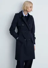 Trench coat de corte recto y diseño cruzado en color azul oscuro. Presenta cuello de solapa, cierre frontal de botones efecto carey, cinturón ajustable en la cintura, trabillas en los puños y dos bolsillos laterales. Cuenta con abertura posterior en el bajo y acabado repelente al agua.
