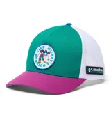 Gorra de béisbol con diseño de paneles, frente en color verde, visera en color fucsia y parte posterior de malla blanca. Presenta un parche circular frontal con el estampado de Mickey Mouse esquiando y etiqueta lateral de la marca Columbia.