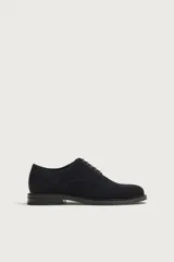 Zapato de cordones tipo derby para hombre, fabricado en piel con acabado en serraje de color azul marino, con horma redonda y suela a contraste.