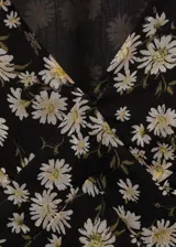 Vestido midi de gasa con estampado floral, cuello en pico y mangas cortas. Presenta un diseño recto, cierre de cremallera lateral y forro interior.