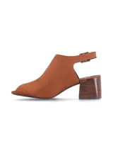 Sandalia peep toe color tostado, confeccionada en cuero, con taco cuadrado y tira ajustable con hebilla en el talón.