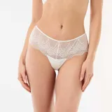 Tanga de encaje color blanco con diseño floral y detalle de joya dorada en la parte trasera.