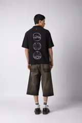 Camisa de manga corta confeccionada en lino, con cuello clásico y cierre frontal de botones. Presenta un corte relajado y una textura natural característica del tejido.