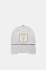 Gorra Ecoalf modelo Patch color gris, confeccionada en algodón orgánico. Cuenta con un parche frontal bordado con la leyenda "Because There Is No Planet B" y visera curva con costuras pespunteadas.
