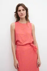 Blusa fucsia con estampa floral, sin mangas.
