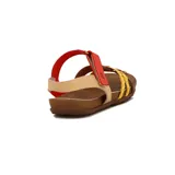 Sandalia casual de cuero color marrón con tiras cruzadas y trenzadas.