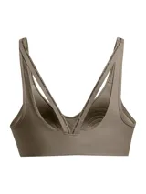 Top deportivo de bajo impacto Under Armour, color verde oliva, con escote en V y diseño de espalda con tirantes finos. Cuenta con almohadillas moldeadas integradas y banda elástica inferior con logo de la marca.