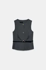 Chaleco jaspeado en tonos grises, con cuello redondo y sin mangas. Presenta cierre frontal con botones dorados y un cinturón fino negro con hebilla dorada.