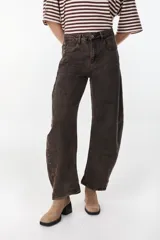 Pantalón jean color verde militar de corte balloon, tiro medio, con diseño abuchonado en las piernas y bolsillos laterales y traseros.