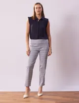 Pantalón de gabardina estampada a cuadros, marca Hope & Harlow. Modelo recto con pretina ancha elastizada.
