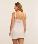 Camisón corto de color negro con busto confeccionado en encaje y cuerpo de malla. Presenta breteles finos ajustables y un diseño sin copa.