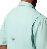 Camisa de manga corta Columbia modelo Tamiami II, color verde menta, con cuello abotonado, cierre frontal con botones y dos bolsillos en el pecho. Cuenta con tecnología de protección solar y tejido de secado rápido.