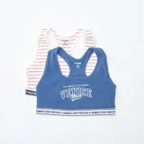 Top deportivo blanco con rayas horizontales rojas y top deportivo azul con estampado de la ciudad de Venice Beach, California. Ambos tops tienen espalda deportiva.