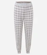Pijama largo Lov de dos piezas, compuesto por una remera de manga larga y cuello redondo en color negro con estampa localizada en el pecho, y un pantalón con cintura elástica y botamangas ajustadas con estampado a cuadros.