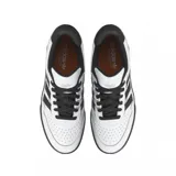 Championes Adidas Tyshawn II blancos con detalles en negro, incluyendo las tres tiras laterales.