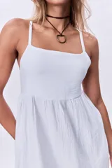 Maxi vestido blanco con corte debajo del busto y falda larga color beige.