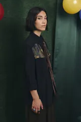 Camisa negra de manga larga con canesú frontal estampado con motivos artísticos de bodegón. Incluye una corbata fina integrada del mismo tono.