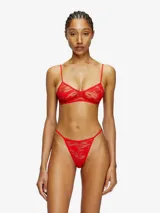 Sujetador de encaje rojo con tirantes finos ajustables y copas triangulares.