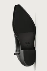 Bota de media caña color negro con detalle de arnés y hebilla lateral, punta perfilada y tacón bajo.