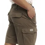 Bermuda cargo Wrangler color verde militar, con bolsillos laterales y cinturón de tela verde.