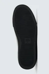 Zapatilla de cordones color beige, con parte superior lisa, horma redonda, forro interior a contraste y suela con ligera textura.