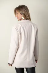 Blazer color camel de paño, corte recto, con solapas y cierre frontal con un botón.