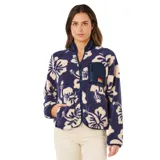Campera de polar con cierre frontal, diseño estampado de flores tipo hibisco en tonos azul y crema. Cuenta con cuello alto, bolsillo frontal con cierre en el pecho y bolsillos laterales, con detalle de logo de la marca en el bolsillo superior.