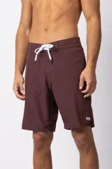 Short de baño color bordó con cordón de ajuste blanco en la cintura y pequeño parche con logo en el ruedo.