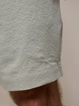 Short de baño texturizado color azul con cintura elástica y cordón ajustable.