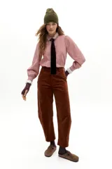 Pantalón de corte barrel relajado confeccionado en corduroy de algodón con un toque de spandex. Presenta un diseño de tiro medio con bolsillos laterales y cierre frontal.