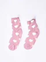 Medias blancas con estampado de corazones en tonos rosados y detalle de sherpa en el borde superior.