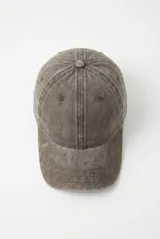 Gorro tipo cap de algodón con efecto gastado y visera curva, color marrón.